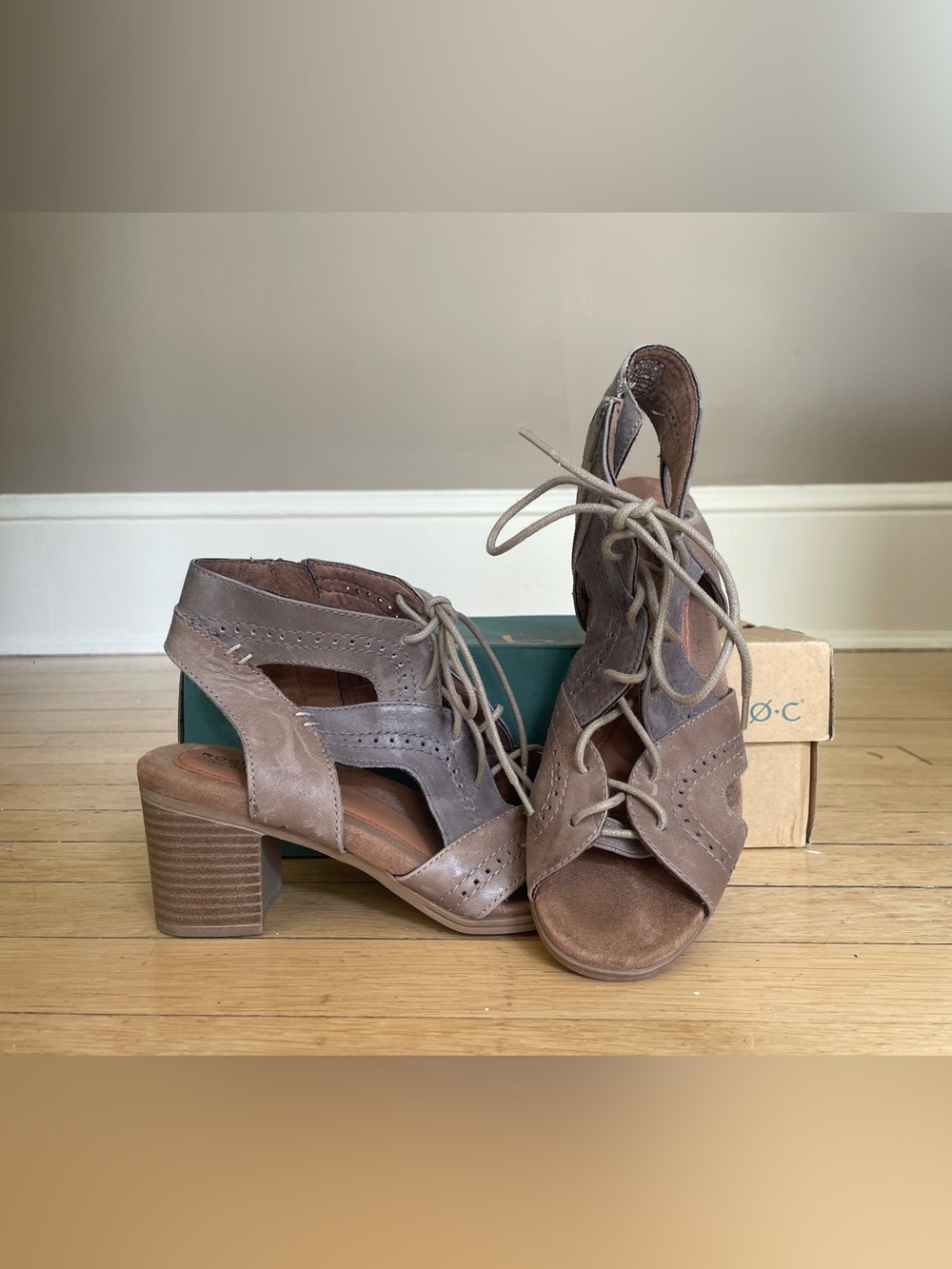 Rockport Cobb Hill Hattie Leather Open Lace Gladiator Block Heel Sandals Taupe 8